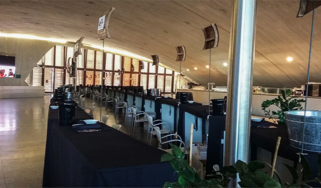 Hall con mesas preparadas para reunión