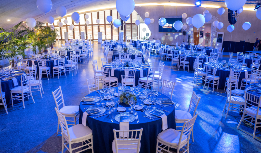 Hall con mobiliario preparado para celebración