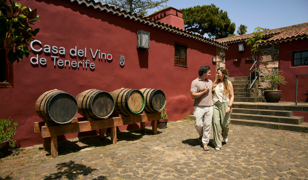 Pareja paseando por instalaciones establecimiento