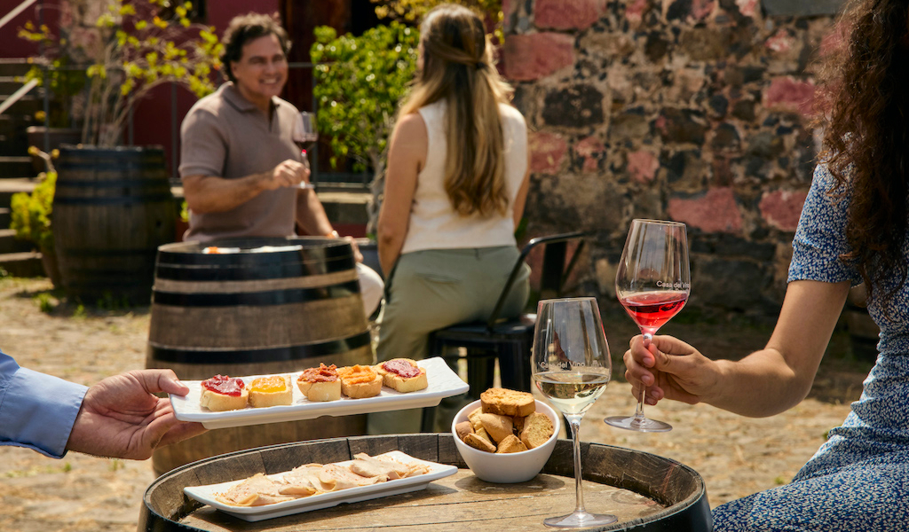 Personas degustando productos