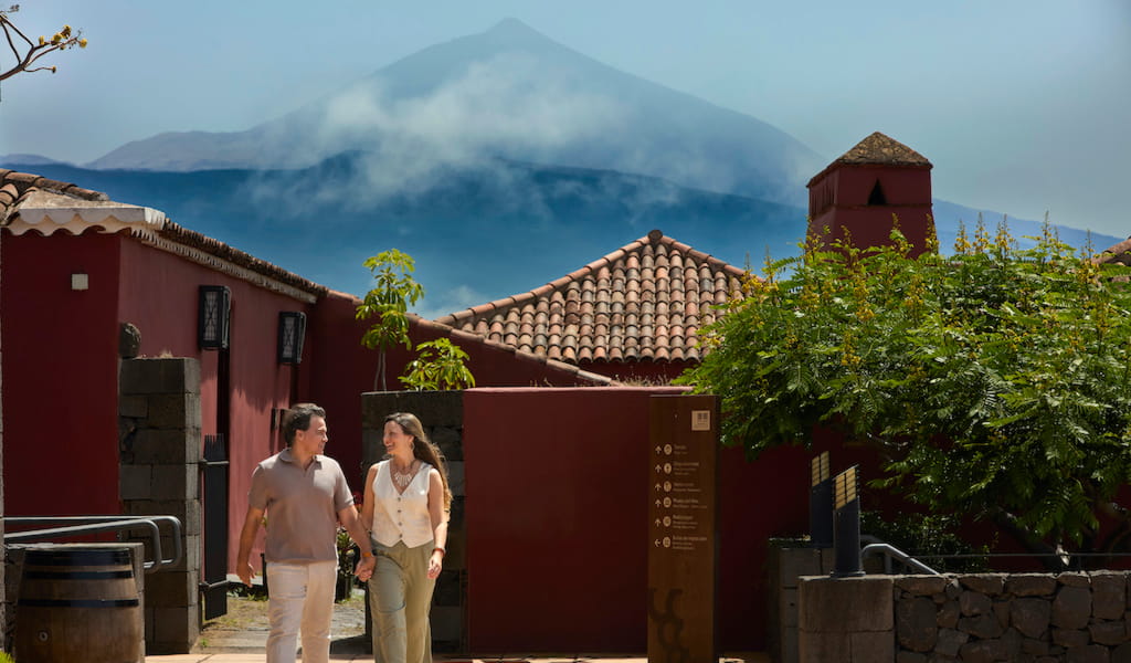 Pareja paseando con Teide de fondo
