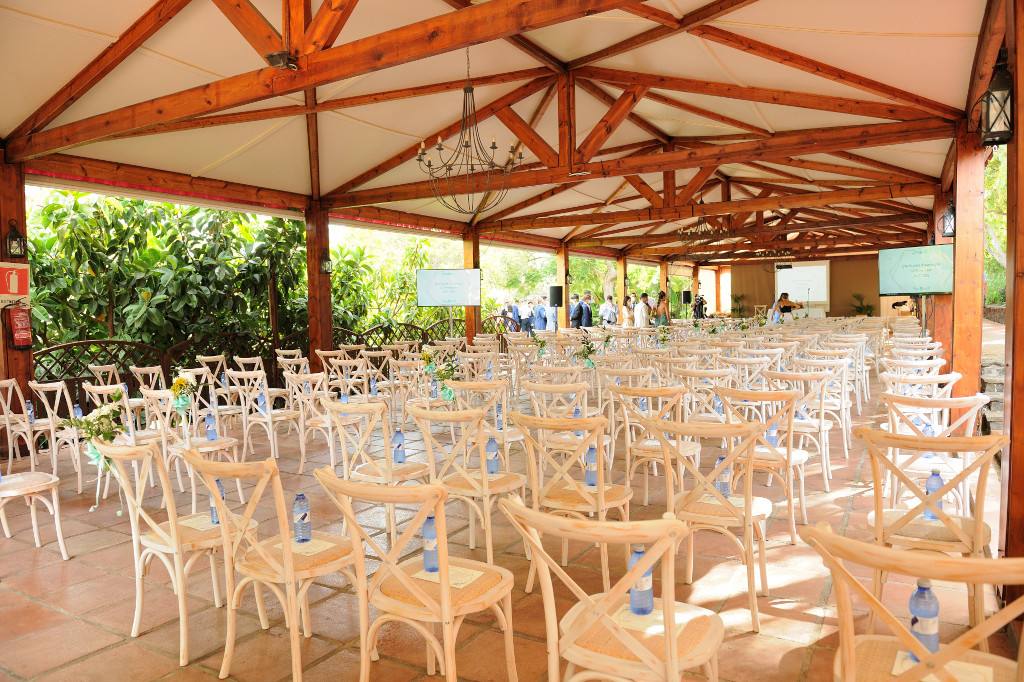 Sillas de madera dispuestas para un evento en un espacio al aire libre en Tenerife.