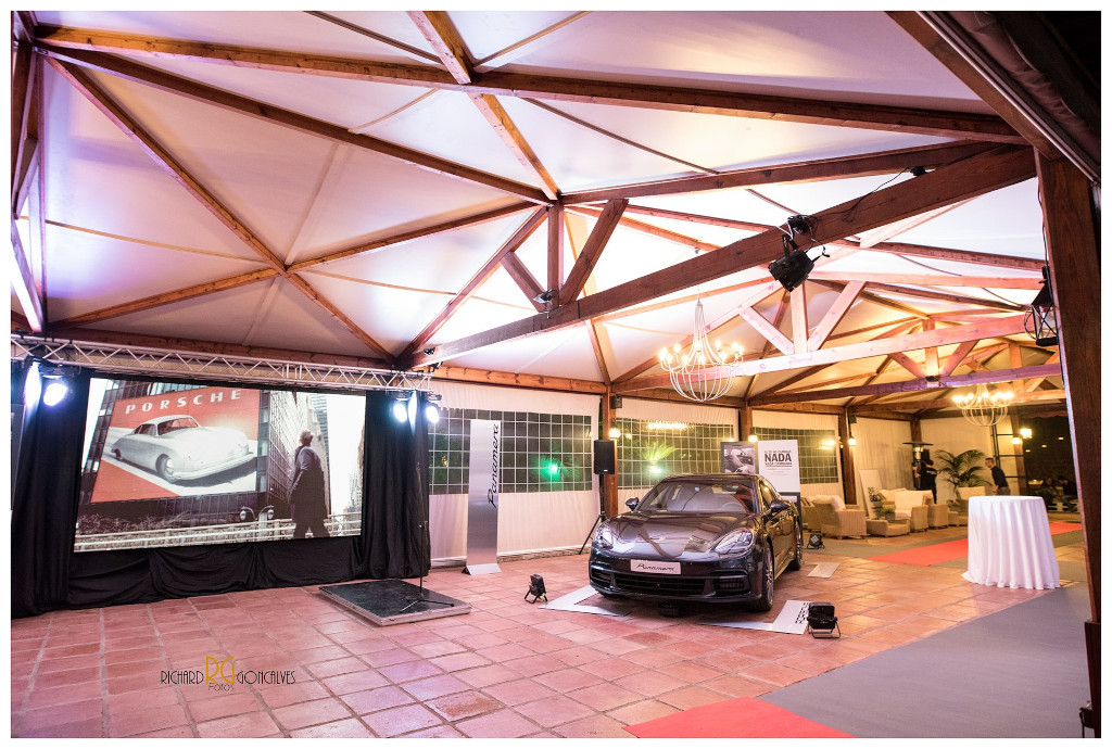 Auto Porsche exhibido en un salón iluminado en Tenerife.