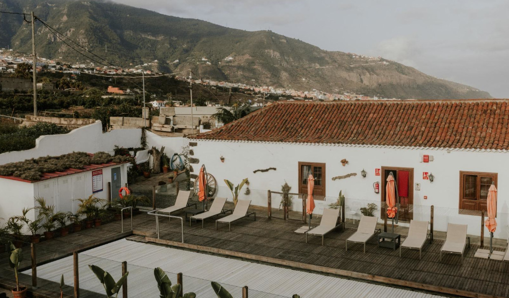 Terraza con tumbonas y montaña al fondo en Tenerife.