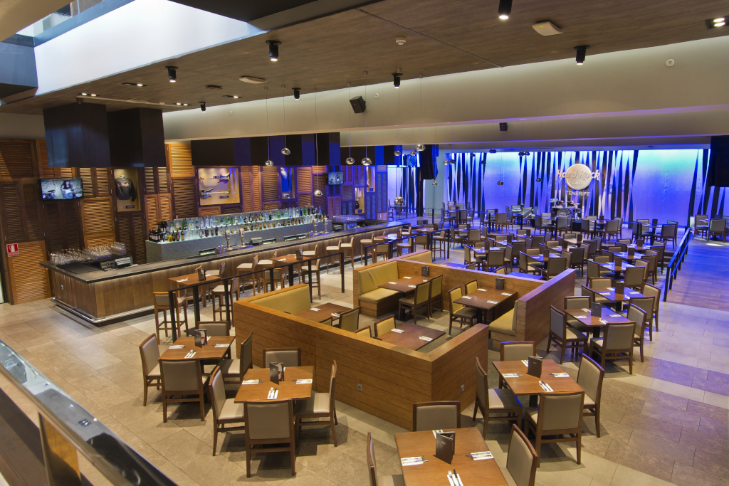 Restaurante del Hard Rock Café Tenerife con mesas y barra iluminada.