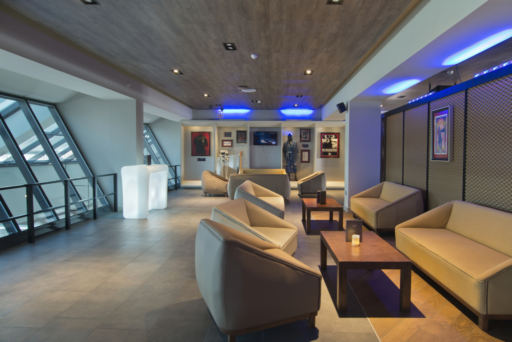Sala de estar moderna con sofás y mesa en Tenerife.