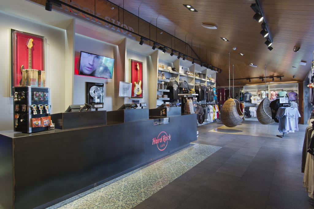 Tienda del Hard Rock Cafe en Tenerife con artículos y guitarras expuestas.