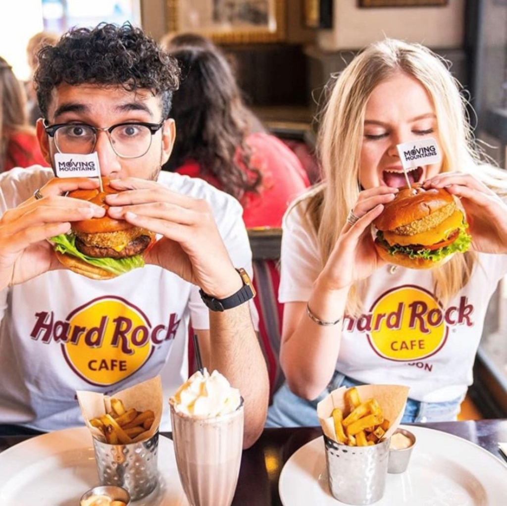 Personas comiendo hamburguesas en Hard Rock Cafe Tenerife.