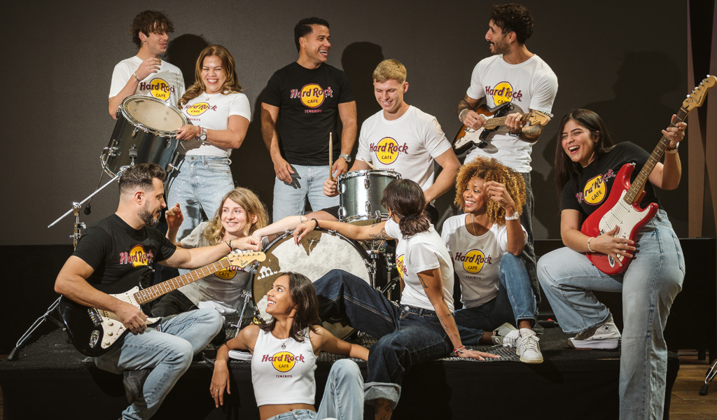 Grupo de personas con ropa del establecimiento e instrumentos