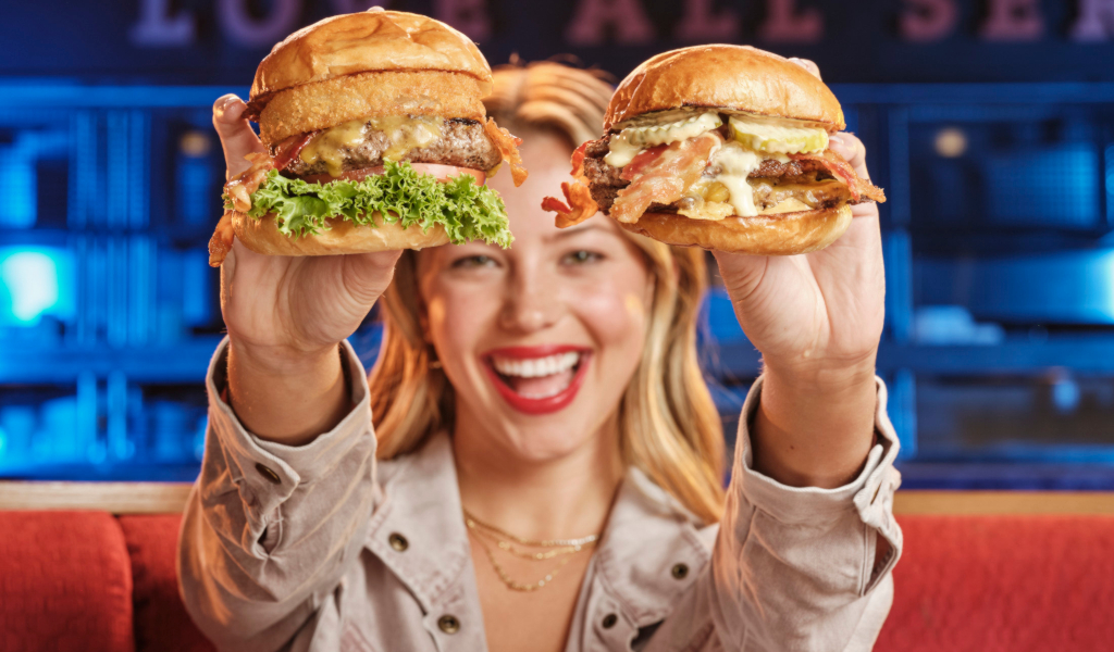 Persona mostrando tipos de burgers