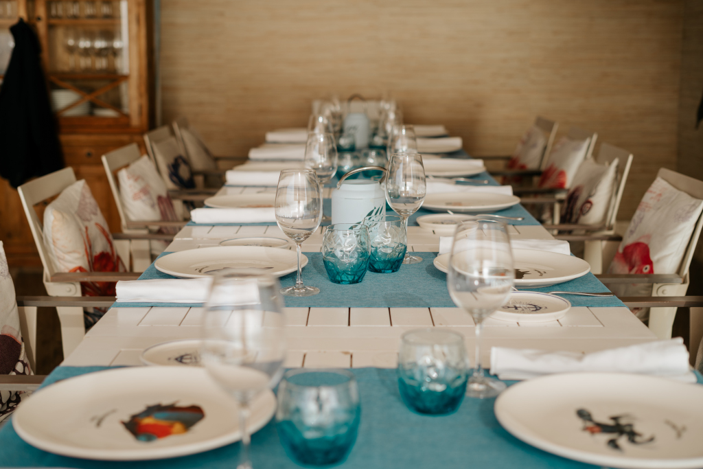 Mesa de restaurante en Tenerife con copas y platos preparados.