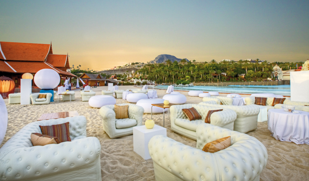 Área de descanso con sofás en la playa de Siam Park, Tenerife.