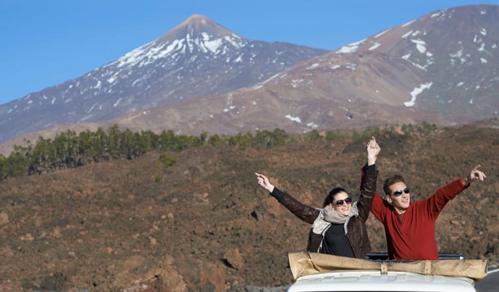Personas observando el parque nacional del teide desde fuera jeep