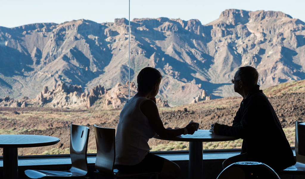 Pareja en cafetería con vistas del Valle de Ucanca al fondo