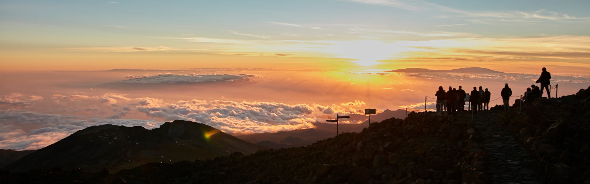 Grupo en cima Teide observando mar de nubes