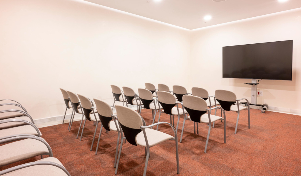 Sala de conferencias con sillas y pantalla en Tenerife.