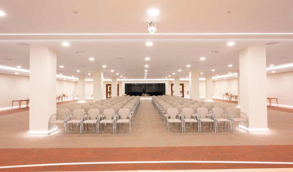 Salón de conferencias con sillas dispuestas en filas en Tenerife.