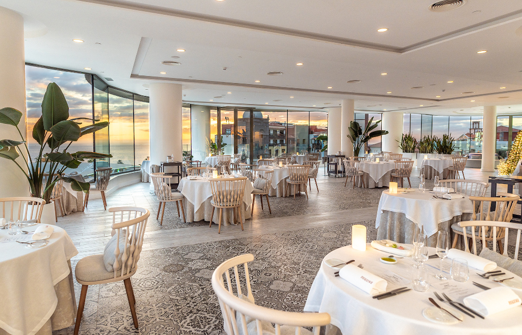 Restaurante elegante con vista al mar al atardecer en Tenerife.