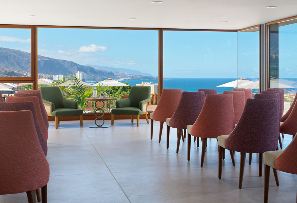 Sala de charlas con vistas al mar