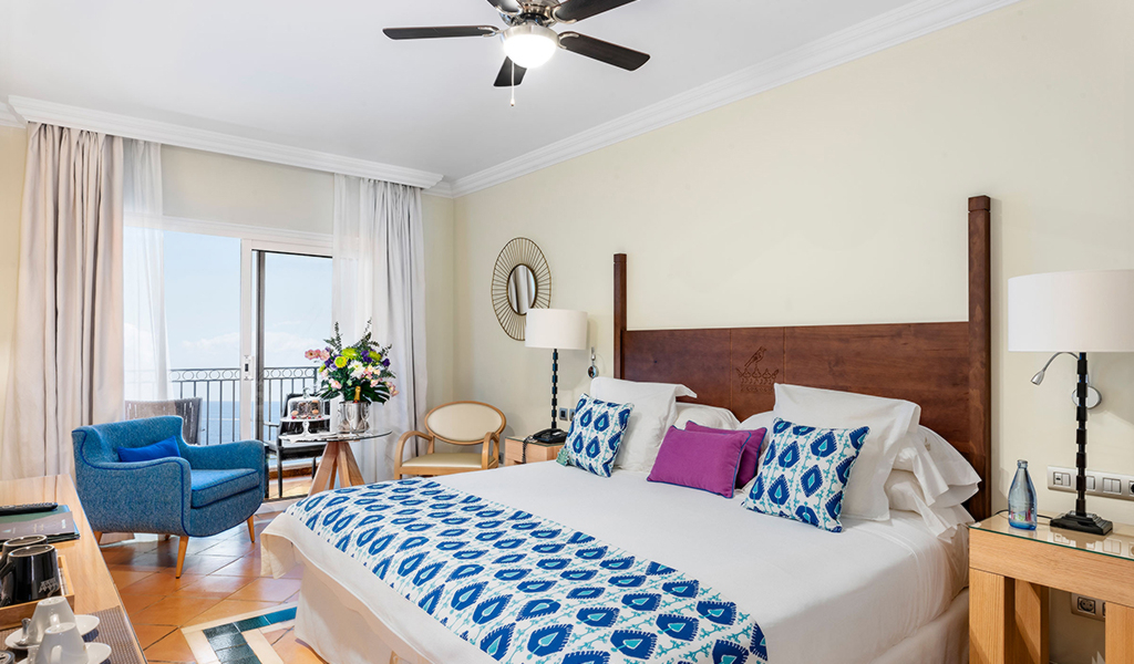 Habitación doble con mobiliario y terraza hacia el mar