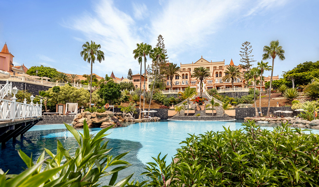 Vistas piscina y hotel