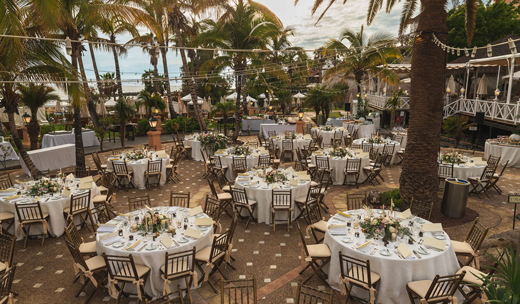 Zona de eventos con mobiliario decorativo