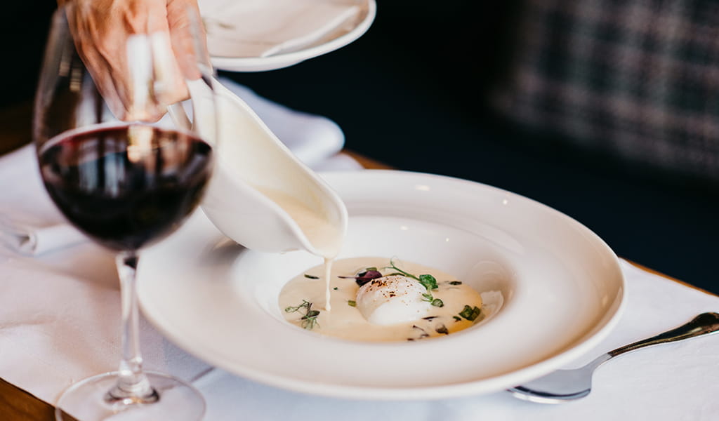 Preparación de plato con copa de vino