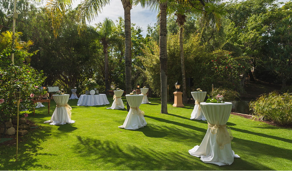 Zona de jardines con mesas preparadas