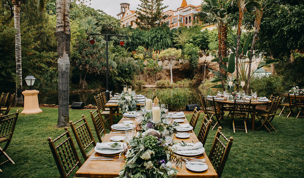 Set de bodas preparado en jardin