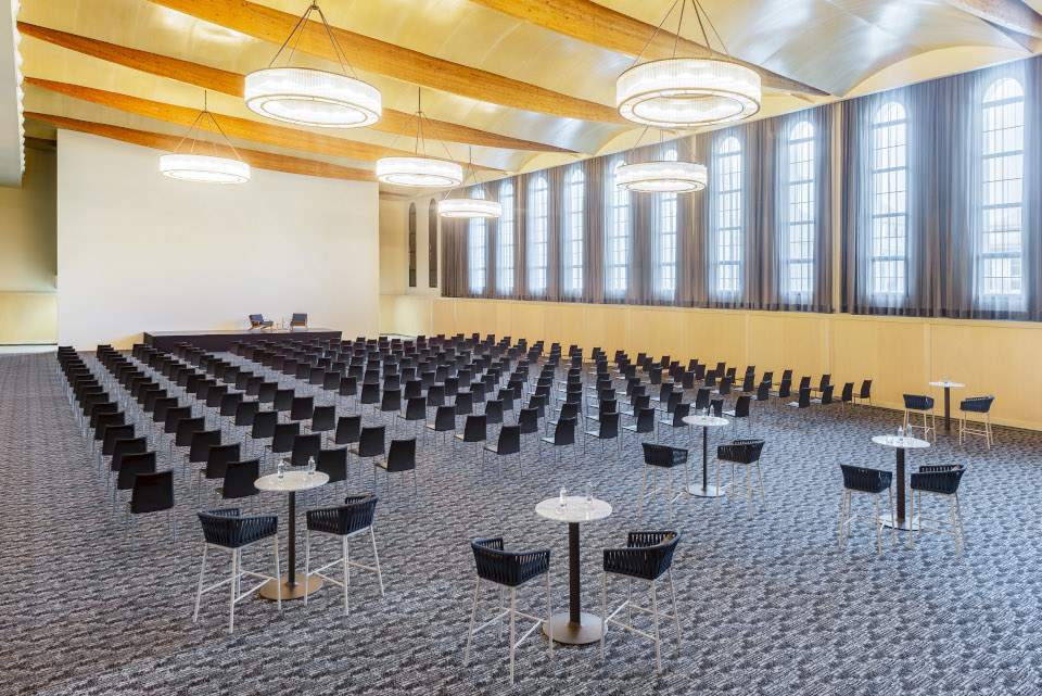 Gran sala de conferencias con filas de sillas y mesas en un espacio moderno en Tenerife.