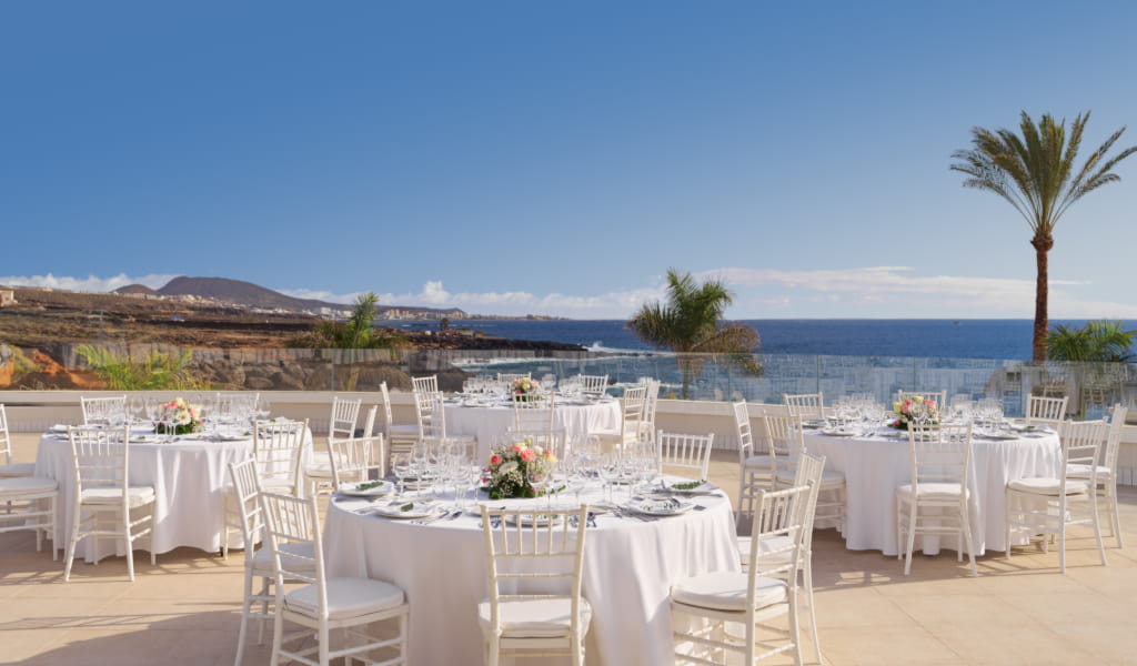 Zona de banquete con mesas decoradas