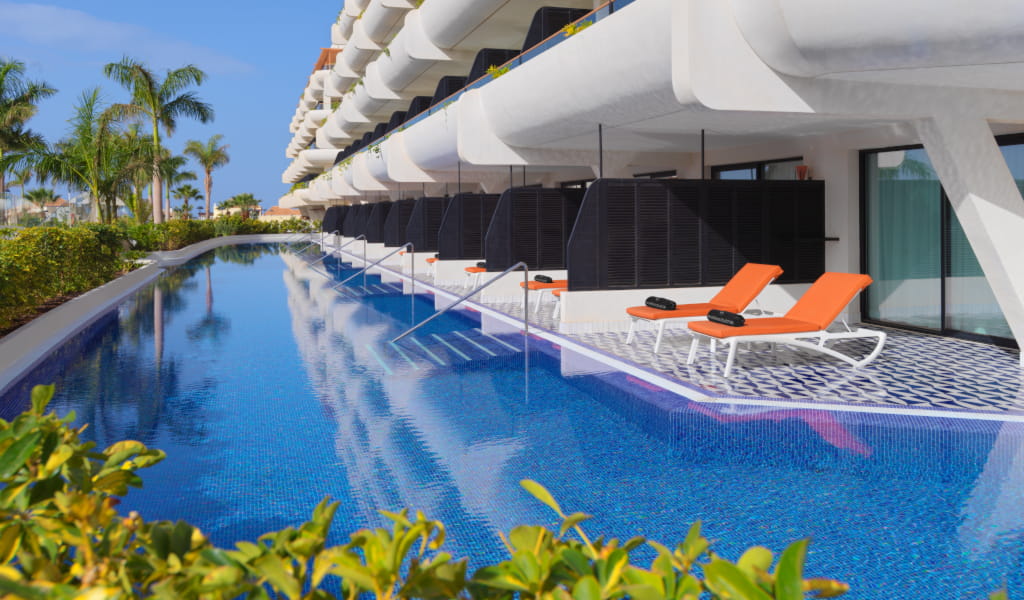 Piscina con acceso directo desde terraza
