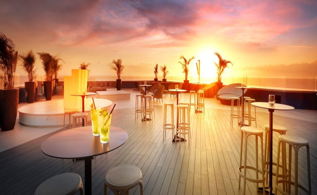 Terraza al atardecer con mesas y sillas en Tenerife.