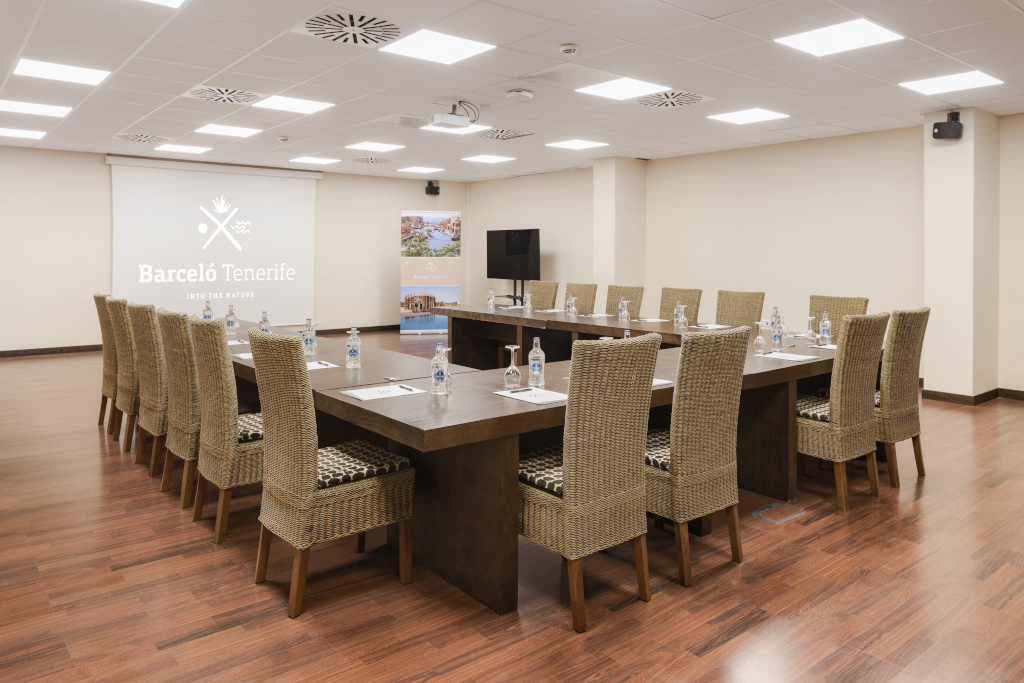 Sala de reuniones en Barceló Tenerife con sillas dispuestas en forma de U.