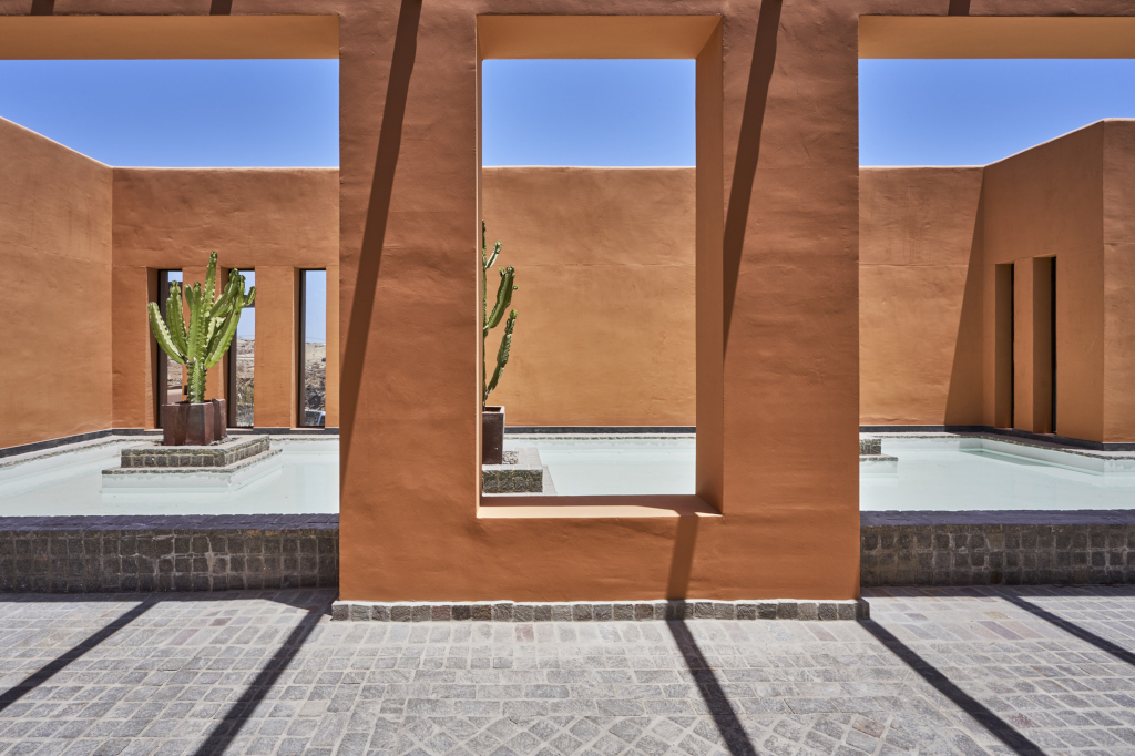 Patio con cactuses y piscinas en arquitectura moderna en Tenerife.