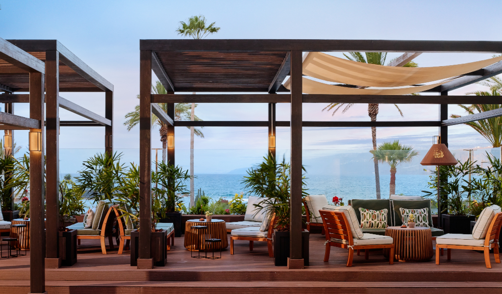 Zona de terraza con vistas al mar