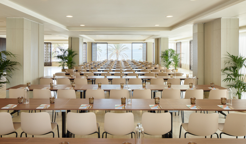 Sala de congresos con mobiliario