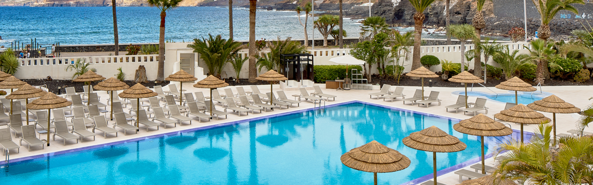 Piscina con vistas al mar y la montaña