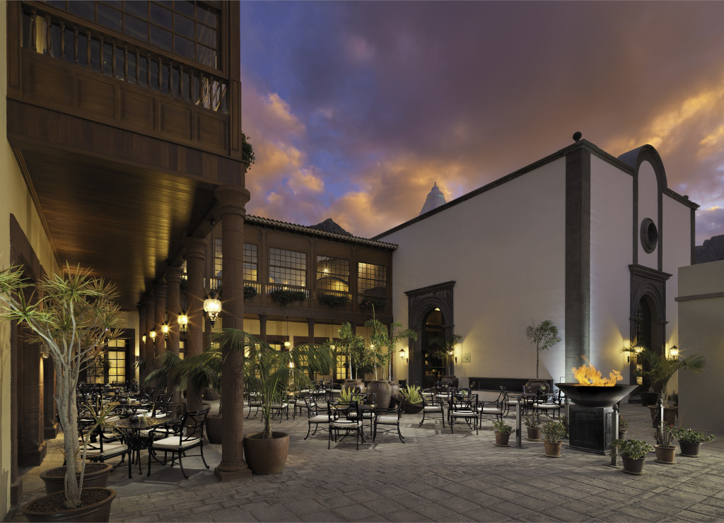 Terraza de restaurante en un hotel en Santa Cruz de Tenerife al atardecer.