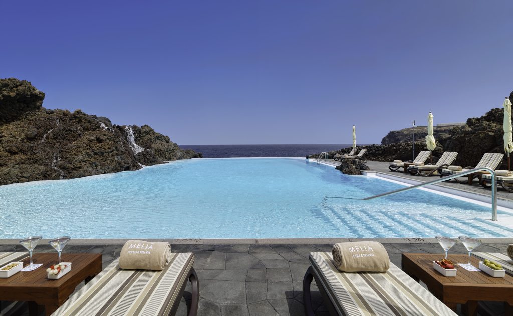 Piscina infinita en hotel en Tenerife con vistas al océano Atlántico.