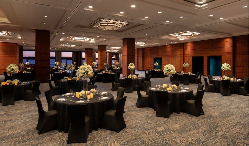 Salón elegante con mesas redondas decoradas para evento en Santa Cruz de Tenerife.