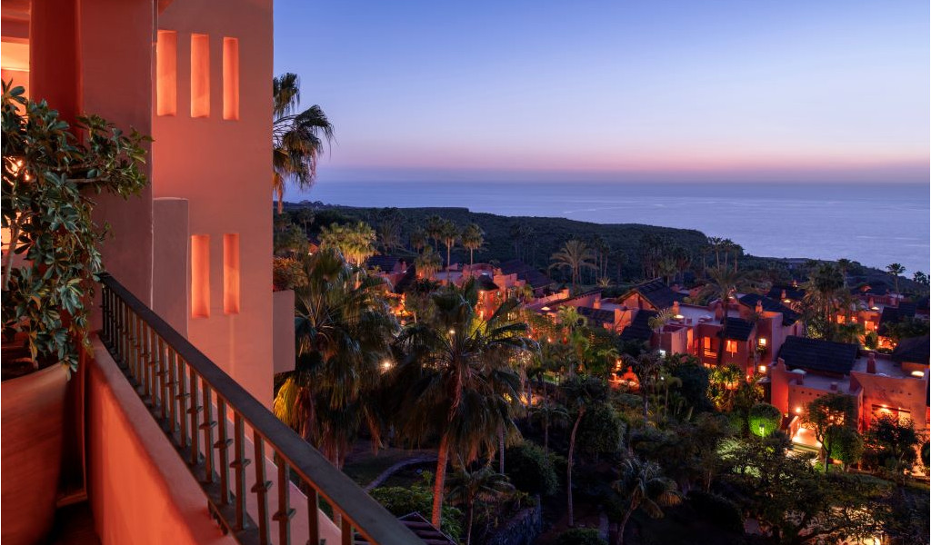 Vista al atardecer de villas y mar en Costa Adeje, Tenerife.