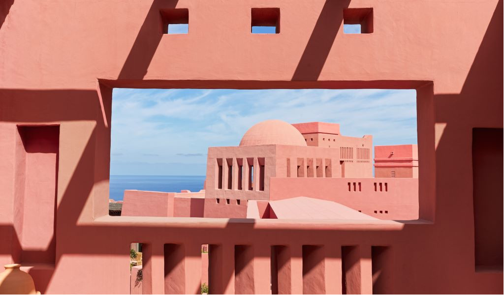 Edificio de arquitectura rosa con vistas al mar en Tenerife.