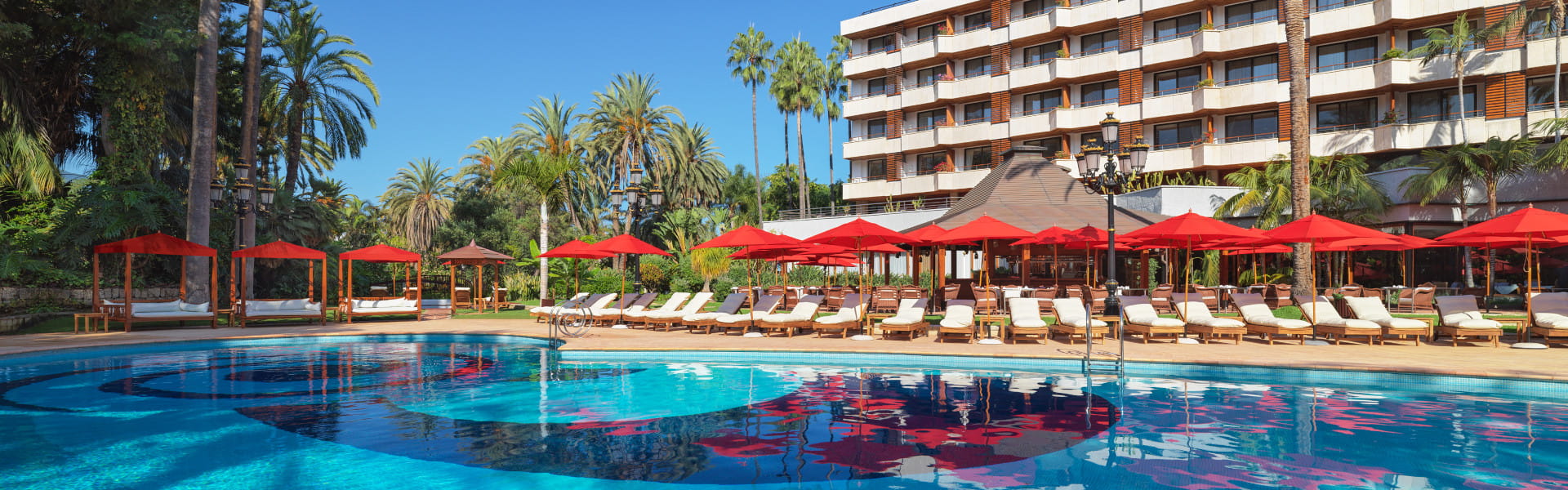 Piscina con hamacas y camas balinesas