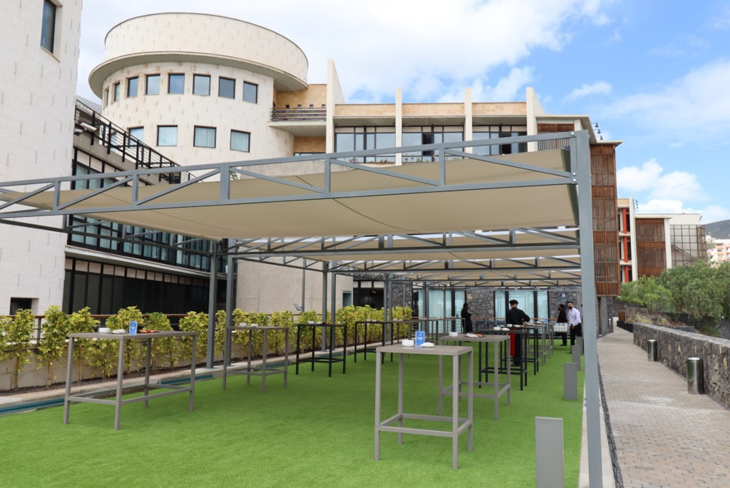Terraza con estructura metálica y mesas en un hotel de Tenerife.