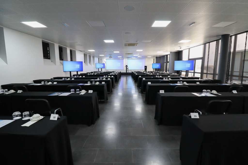 Sala de conferencias equipada con mesas y pantallas en Tenerife.