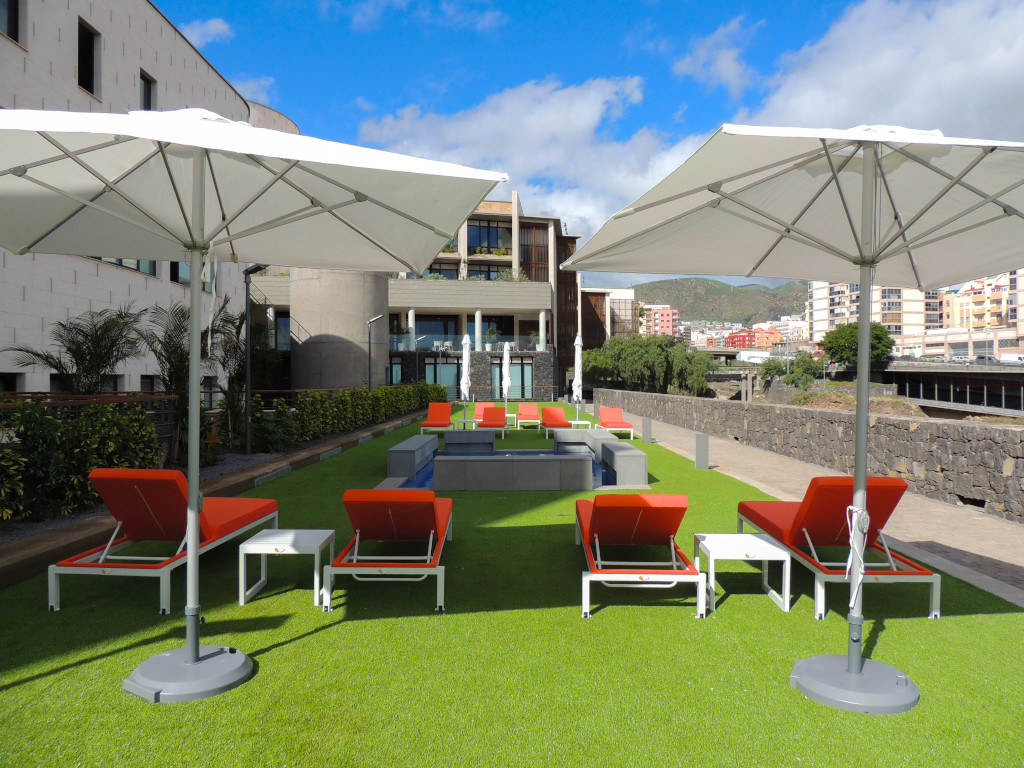 Terraza con tumbonas y sombrillas en Santa Cruz de Tenerife.