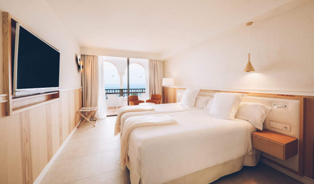 Dormitorio con mobiliario y vistas al mar