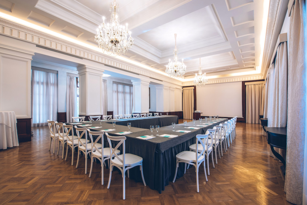 Sala de reuniones con mesas dispuestas en U y sillas blancas en un hotel de Tenerife.