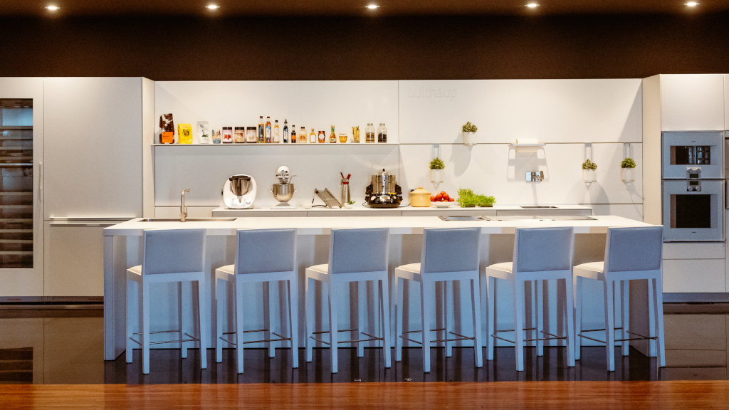 Cocina moderna con electrodomésticos y sillas altas en Tenerife.